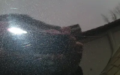 Glitzernder Lack mit feinen, weißen Kratzern, die wie schwarze Streifen nach dem Waschen aussehen. Ein heller Lichtreflex blendet.