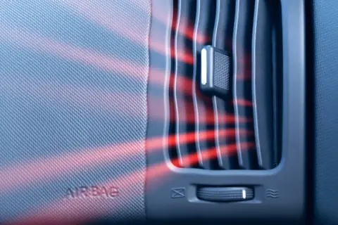 Auto heizung wird nicht warm. Rote Strahlen deuten auf fehlende Wärme aus dem Lüftungsschlitz hin, neben dem AIRBAG-Schriftzug.