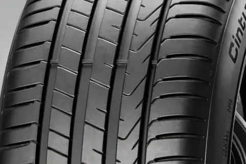 Nahaufnahme eines Motorradreifens mit tiefem Profil. Die Mindestprofiltiefe ist entscheidend für die Sicherheit.