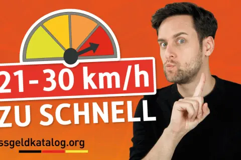 Mann warnt: 21 kmh zu schnell! Ein Tacho zeigt die Geschwindigkeitsüberschreitung an. Bussgeldkatalog.org.