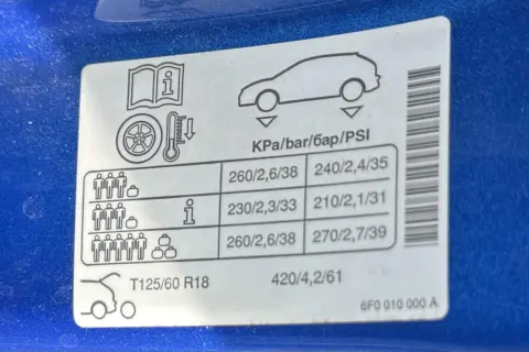Aufkleber mit Reifendruck-Angaben für einen Golf 7. Zeigt verschiedene Beladungszustände und die empfohlenen Werte in KPa, bar und PSI.
