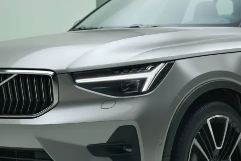 Nahaufnahme des silbernen Volvo XC40 mit markanten LED-Scheinwerfern. Ein Blick, der Fragen zu möglichen Volvo XC40 Problemen aufwirft, aber die Ästhetik ist unbestreitbar.