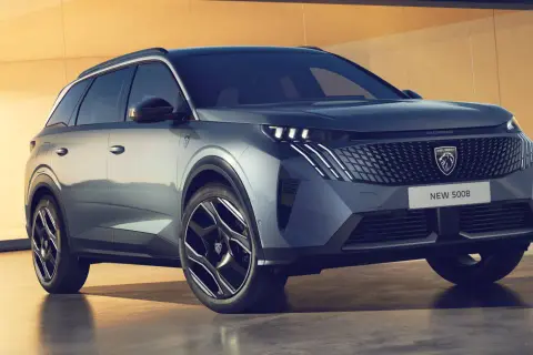 Ein neuer Peugeot 5008 steht vor einer gelben Wand. Keine Probleme sichtbar, nur ein schickes SUV.