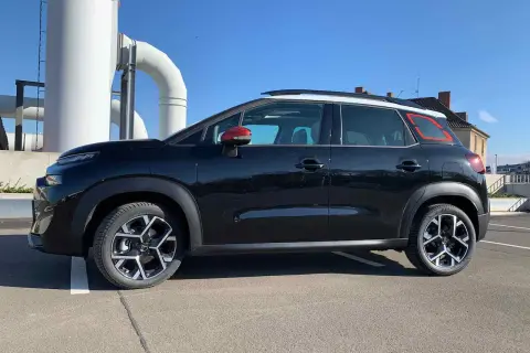 Schwarzer Citroën C3 Aircross mit roten Akzenten, der auf einem Parkplatz steht. Mögliche Probleme mit dem Fahrzeug sind hier nicht sichtbar.