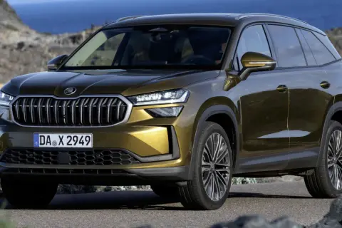 Goldener Skoda Kodiaq parkt am Meer. Trotz seines schicken Designs gibt es Berichte über Skoda Kodiaq Probleme.
