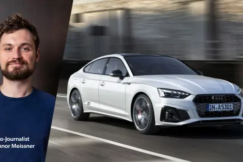 Auto-Journalist Connor Meissner spricht über mögliche Audi A5 Probleme, während ein weißer Audi A5 auf der Straße fährt.