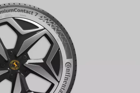 Continental PremiumContact 7 Reifen mit stylischem Felgendesign. DOT-Kennzeichnung sichtbar.