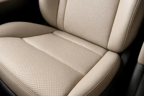 Beige perforiertes Leder im Auto, bereit für die Leder reinigen Pflege.