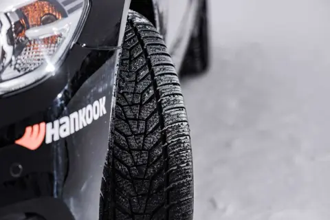 Hankook Kinergy 4S2 Reifen im Test auf Schnee. Das Profil zeigt gute Traktion bei winterlichen Bedingungen.