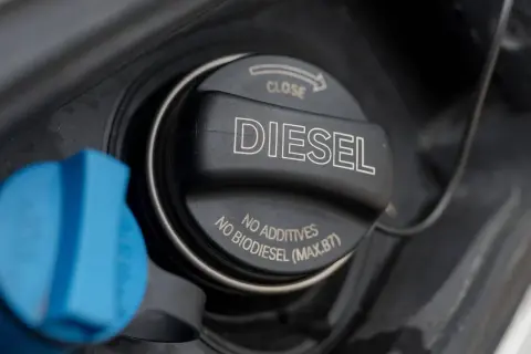 Der Diesel-Tankdeckel ist geöffnet, daneben ein blauer Deckel. Hoffentlich ist der Tankdeckel nicht verloren gegangen!