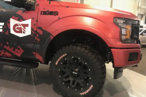 Roter Ford F-150 mit auffälligem Design und General Grabber AT3 Reifen.