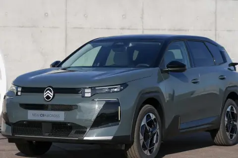 Grauer Citroën C5 Aircross vor Betonwand. Mögliche Probleme mit dem Fahrzeug sind hier nicht sichtbar.