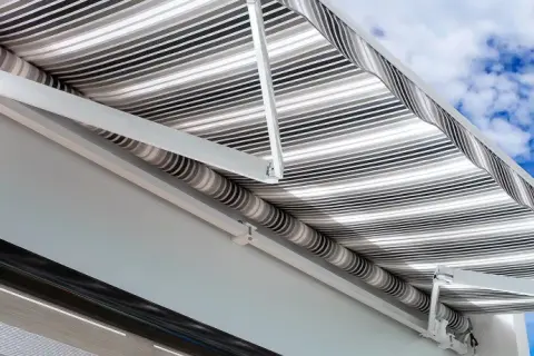 Streifenmarkise eines Wohnmobils im Sonnenschein. Tipps zur wohnmobil markise reinigen für langanhaltende Freude.
