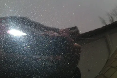 Glitzernder Lack mit feinen, weißen Kratzern, die wie schwarze Streifen nach dem Waschen aussehen. Ein heller Lichtreflex blendet.