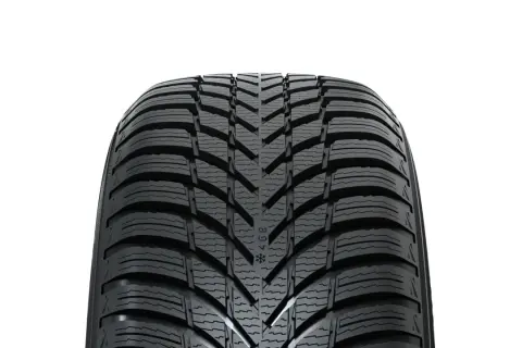 Detailansicht eines Nokian Snowproof 2 Reifens, bereit für den Wintertest.