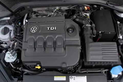 Motorraum eines VW Touran 2.0 TDI. Hier könnten typische vw touran 2.0 tdi probleme liegen, wie z.B. am Kraftstofffilter oder der Luftzufuhr.