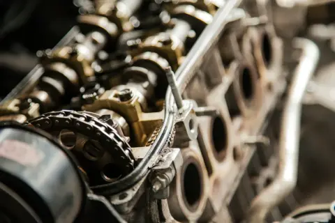 Detailaufnahme eines Motors mit Nockenwelle und Steuerkette. Möglicherweise die Ursache, warum das auto vibriert beim fahren.