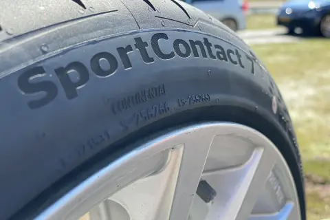 Nahaufnahme eines Continental SportContact 7 Reifens, bereit für einen Test auf der Rennstrecke.