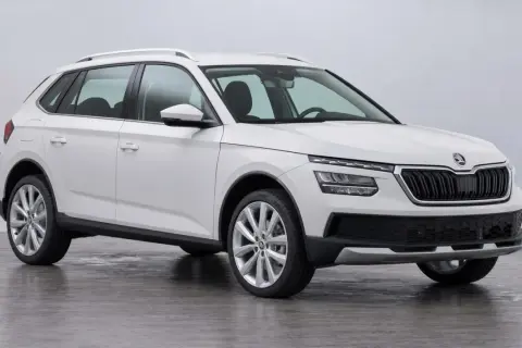 Weißer Skoda Kamiq 1.0 TSI, ein kompakter SUV, der für seine Zuverlässigkeit bekannt ist, aber auch über mögliche Probleme diskutiert wird.