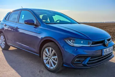 Blauer VW Polo 1.0 TSI 95 PS auf Feldweg. Hoffentlich keine Probleme mit diesem Modell.