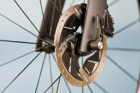Nahaufnahme eines Fahrradrades mit verglasten Bremsen und Bontrager-Schnellspanner.