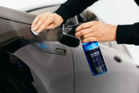 Mit Gleitmittel und Reinigungsknete das Auto richtig pflegen. Glänzender Lack dank sorgfältiger Handarbeit.