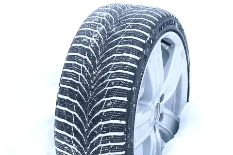 Ein Nexen Winterreifen im Schnee, bereit für den Test. Das tiefe Profil zeigt seine Stärke auf winterlichen Straßen.