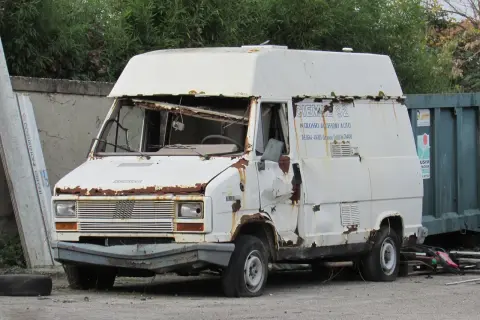 Verrosteter Fiat Ducato mit zerbrochener Windschutzscheibe, deutet auf fiat ducato 2.2 motor problemen hin.