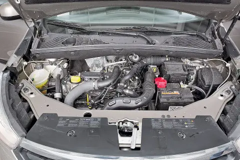 Motorraum eines Dacia Lodgy. Mögliche Dacia Lodgy Probleme könnten hier ihren Ursprung haben, wie z.B. am Motor oder der Batterie.