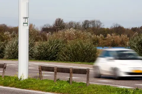 Ein Blitzer in den Niederlanden erfasst ein vorbeifahrendes Auto.