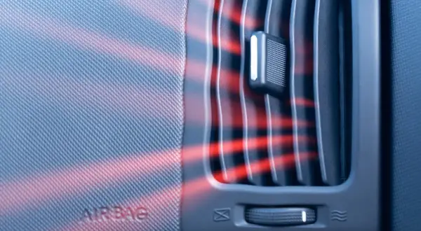 Auto heizung wird nicht warm. Rote Strahlen deuten auf fehlende Wärme aus dem Lüftungsschlitz hin, neben dem AIRBAG-Schriftzug.