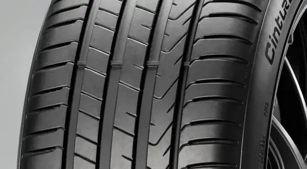 Nahaufnahme eines Motorradreifens mit tiefem Profil. Die Mindestprofiltiefe ist entscheidend für die Sicherheit.