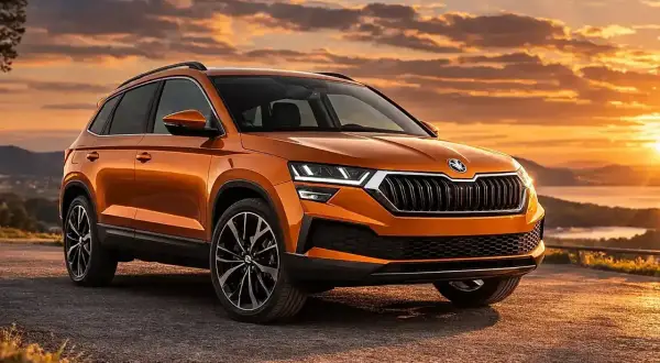 Orange Skoda Karoq 1.5 TSI SUV bei Sonnenuntergang. Trotz der schönen Kulisse gibt es Berichte über Skoda Karoq 1.5 TSI Probleme.