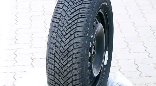 Continental Fortuna EcoPlus 4S Test: Ein Ganzjahresreifen mit markantem Profil auf schwarzer Felge, bereit für den Praxistest.