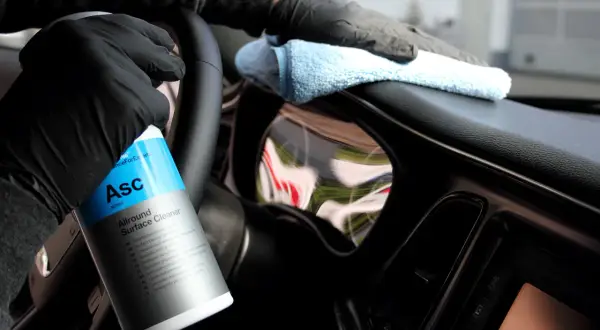 Mit Handschuhen und Reiniger werden **Kratzer aus Plastik** im Auto entfernt. Ein Mikrofasertuch poliert die Armaturen.