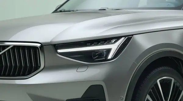 Nahaufnahme des silbernen Volvo XC40 mit markanten LED-Scheinwerfern. Ein Blick, der Fragen zu möglichen Volvo XC40 Problemen aufwirft, aber die Ästhetik ist unbestreitbar.