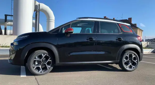 Schwarzer Citroën C3 Aircross mit roten Akzenten, der auf einem Parkplatz steht. Mögliche Probleme mit dem Fahrzeug sind hier nicht sichtbar.