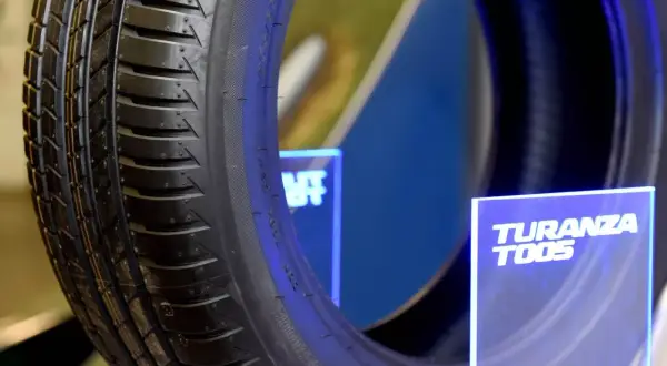 Nahaufnahme eines Reifens, bereit für den Bridgestone Turanza T005 Test. Das Profil zeigt seine Leistung.