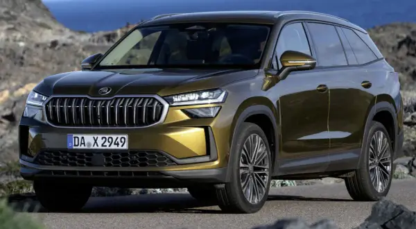 Goldener Skoda Kodiaq parkt am Meer. Trotz seines schicken Designs gibt es Berichte über Skoda Kodiaq Probleme.
