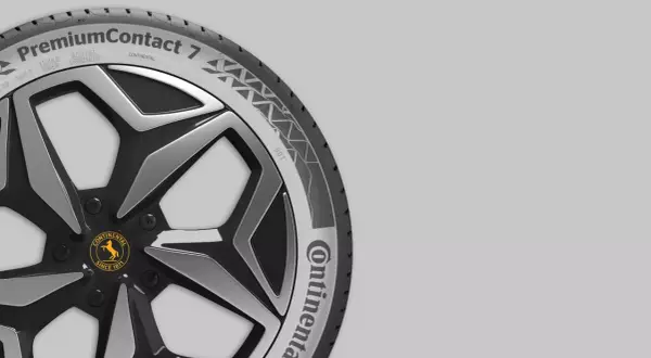 Continental PremiumContact 7 Reifen mit stylischem Felgendesign. DOT-Kennzeichnung sichtbar.