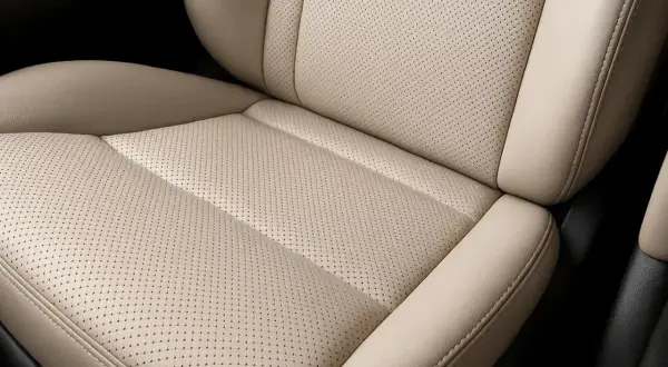 Beige perforiertes Leder im Auto, bereit für die Leder reinigen Pflege.