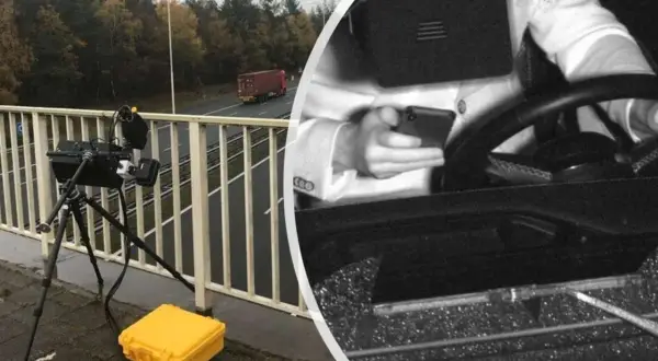 Fahrzeug geblitzt mit Handy in der Hand. Kamera auf Stativ, daneben gelbe Kiste. Innenansicht zeigt Fahrer mit Smartphone.