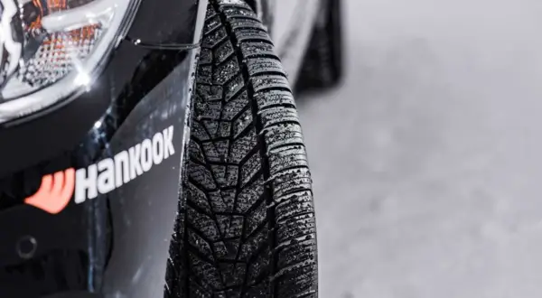 Hankook Kinergy 4S2 Reifen im Test auf Schnee. Das Profil zeigt gute Traktion bei winterlichen Bedingungen.