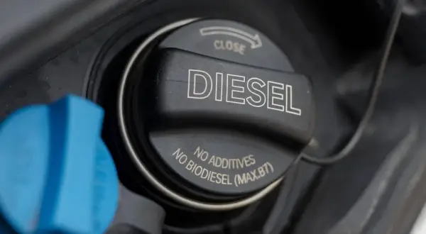 Der Diesel-Tankdeckel ist geöffnet, daneben ein blauer Deckel. Hoffentlich ist der Tankdeckel nicht verloren gegangen!