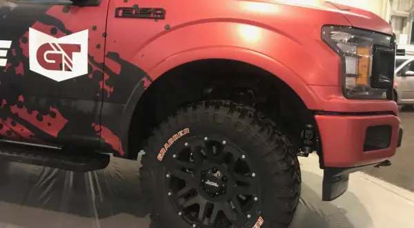 Roter Ford F-150 mit auffälligem Design und General Grabber AT3 Reifen.