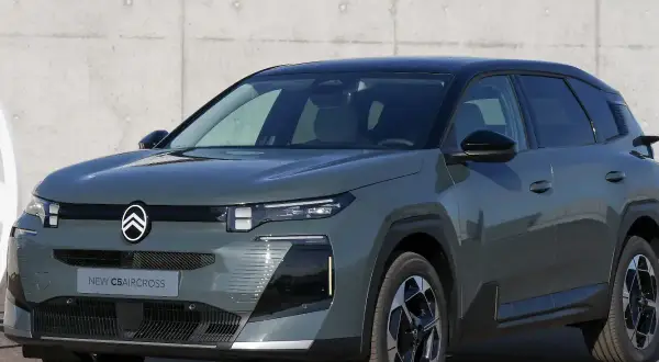 Grauer Citroën C5 Aircross vor Betonwand. Mögliche Probleme mit dem Fahrzeug sind hier nicht sichtbar.