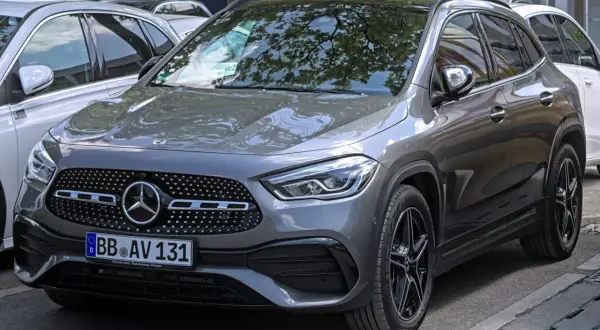 Grauer Mercedes GLA 180, der auf der Straße parkt. Mögliche Probleme mit dem Fahrzeug sind nicht sichtbar.