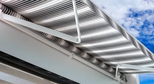 Streifenmarkise eines Wohnmobils im Sonnenschein. Tipps zur wohnmobil markise reinigen für langanhaltende Freude.
