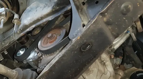 Riemenscheiben und Keilriemen im Motorraum, bereit für den klimakompressor wechseln.