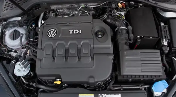 Motorraum eines VW Touran 2.0 TDI. Hier könnten typische vw touran 2.0 tdi probleme liegen, wie z.B. am Kraftstofffilter oder der Luftzufuhr.